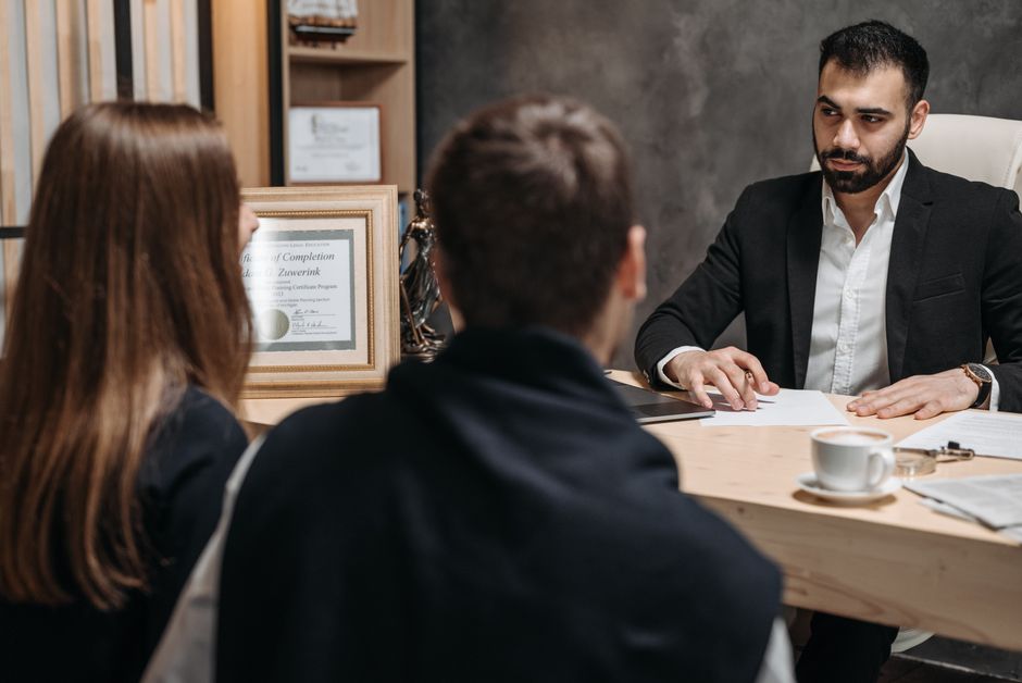 Advogada explicando termos legais para cliente em uma reunião de consultoria jurídica