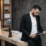 Advogada revisando documentos jurídicos em seu escritório de advocacia moderno