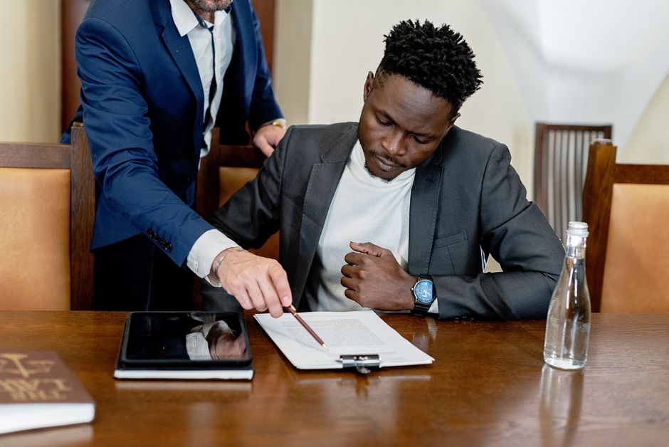 Advogado explicando o passo a passo do divórcio consensual em cartório usando um tablet.