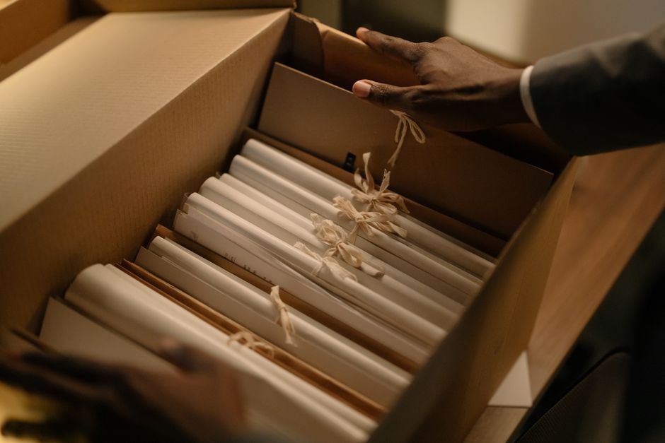 Advogado organizando pastas de processos jurídicos em uma mesa de trabalho organizada