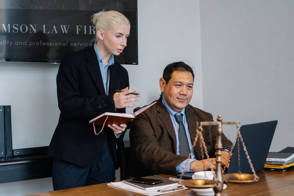 Equipe jurídica discutindo casos em uma sala de reuniões com café