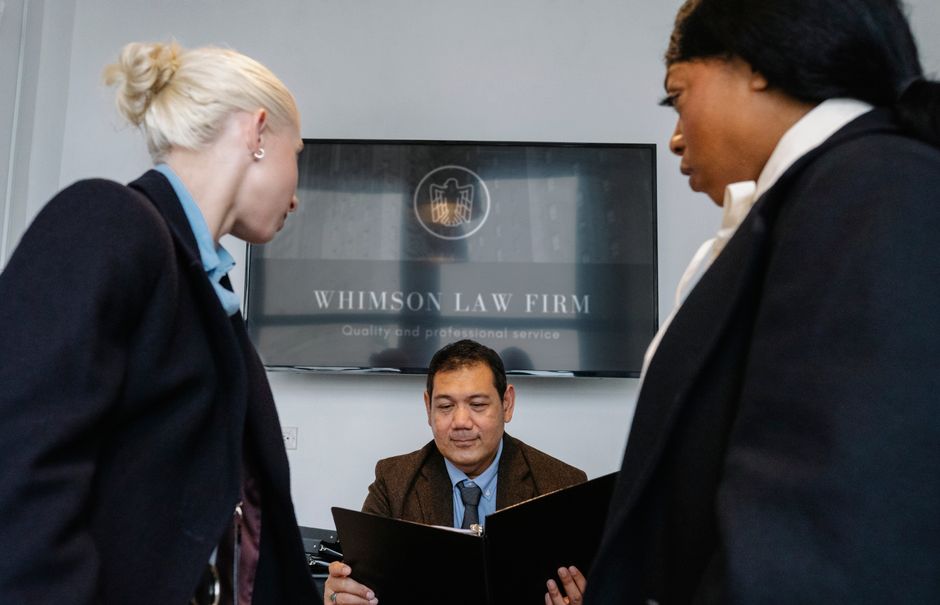 Equipe jurídica discutindo prazos processuais em frente a um quadro branco
