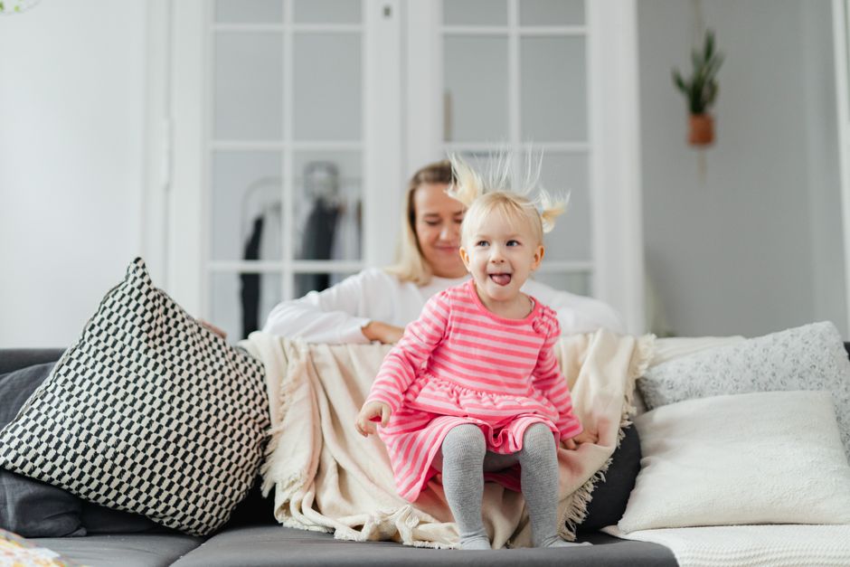 Mãe e filho sorrindo em ambiente doméstico acolhedor e iluminado